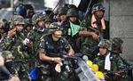 Angribere. Der meldes foreløbig om mindst to dræbte, efter at militæret i nat dansk tid gennembrød en barrikade ind til demonstranternes lejr i det centrale Bangkok. 