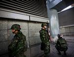 Regeringssoldater skyder angiveligt direkte mod Rødskjorterne, ligesom der bliver affyret tåregas mod deres lejr i det centrale Bangkok. 