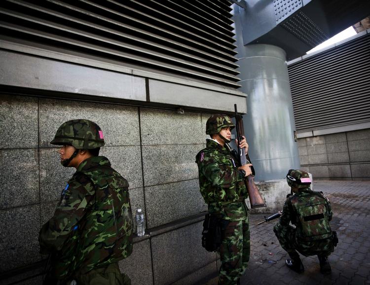 Regeringssoldater skyder angiveligt direkte mod Rødskjorterne, ligesom der bliver affyret tåregas mod deres lejr i det centrale Bangkok. 