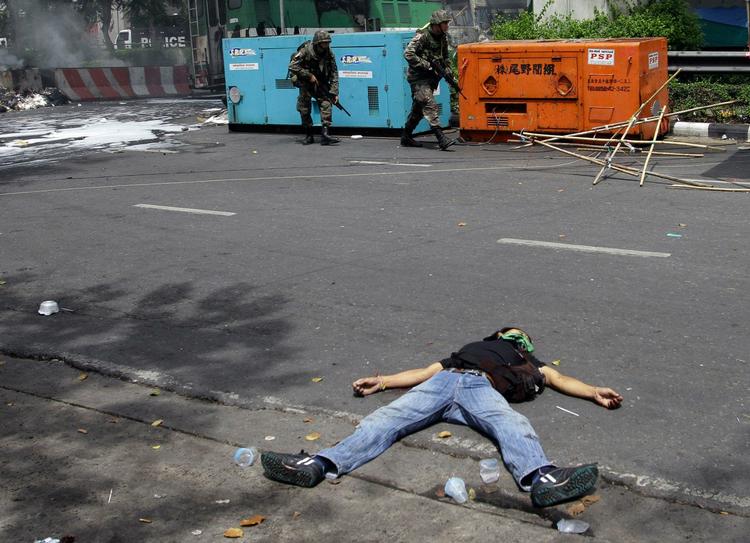 En død demonstrant ligger på gaden. Mindst 4 er dræbt i det centrale Bangkok. 