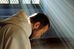 Autentisk. I Xavier Beauvois' film 'Des Hommes et Des Dieux' kan det stille klosterliv ikke holde den blodige virkelighed ude. Munkene i et lille kloster i 1990'ernes Algeriet kommer i en stadig mere penibel situation, da konflikten mellem islamiske fundamentalister og regeringstropper spidser til. 