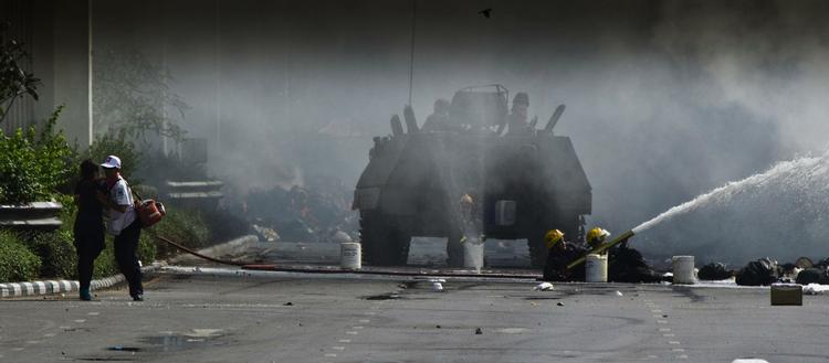 Uro. Bangkok i dag, hvor flere blev dræbt, da militærstyrker angreb demonstranterne. 