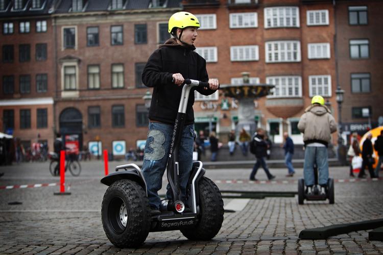 Fra midnat 1. juni er det - efter tre års sagsbehandling - endelig lovligt at trille rundt på det batteridrevne køretøj i offentlig trafik. 