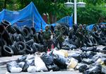 Magtdemonstration. De thailandske regeringsstyrker gennembrød tidligere i dag rødskjorternes barrikader, hvilket fik demonstranternes ledere til at dekretere overgivelse. 