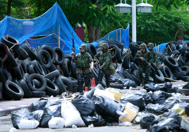 Magtdemonstration. De thailandske regeringsstyrker gennembrød tidligere i dag rødskjorternes barrikader, hvilket fik demonstranternes ledere til at dekretere overgivelse. 