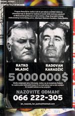 Wanted. Ratko Mladic (tv.) efterlyses på en plakat sammen med den tidligere leder af de bosniske serbere, Radovan Karadzic. Sidstnævnte sidder allerede fænglset i Haag, efter at være blevet anholdt for to år siden. (Arkivfoto) 