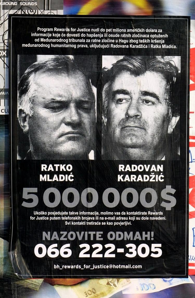 Wanted. Ratko Mladic (tv.) efterlyses på en plakat sammen med den tidligere leder af de bosniske serbere, Radovan Karadzic. Sidstnævnte sidder allerede fænglset i Haag, efter at være blevet anholdt for to år siden. (Arkivfoto) 