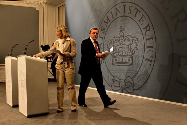Spareministre. Lene Espersen og Lars Løkke Rasmussen pakker deres papirer sammen, efter at have fremlagt regeringens spareplan på et pressemøde. 