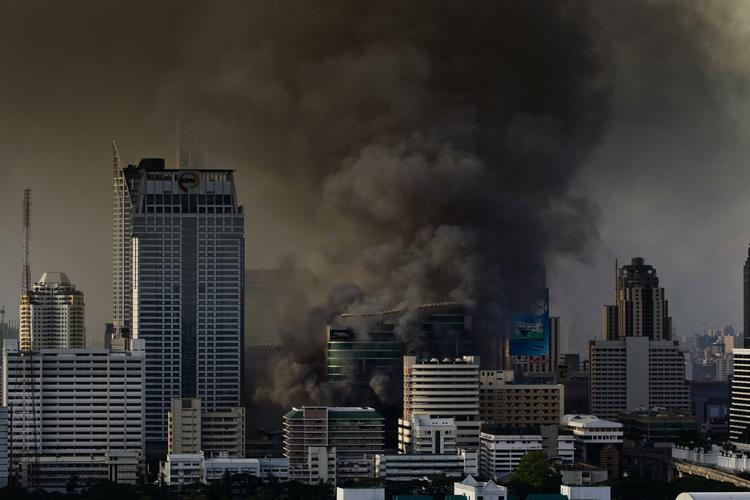 Røgen står op i tykke søjler over Thailands uroplagede hovedstad Bangkok. 