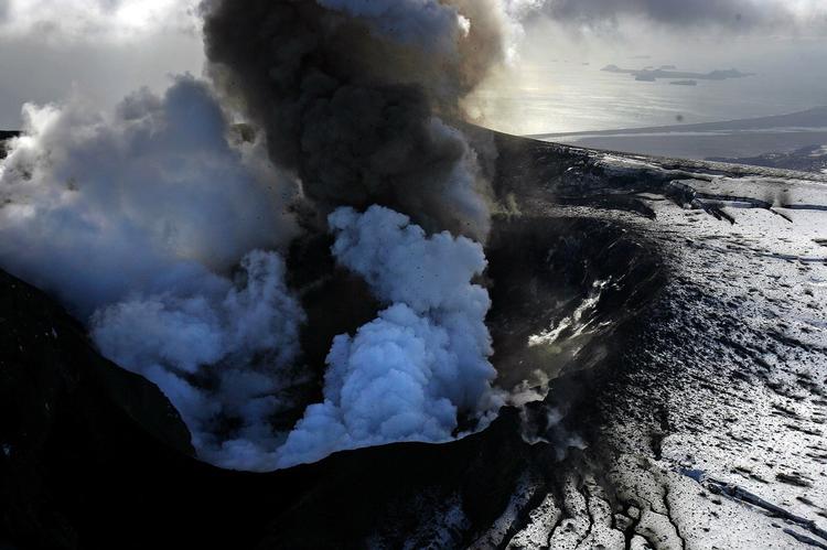 Udbrud. Vulkanen Eyjafjallajökull kan fortsætte med at sende aske op i måneder endnu, vurderer vulkanolog. 