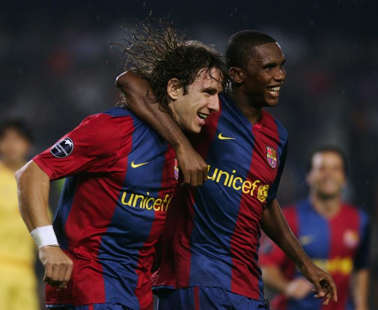 hæder. To af de 'nye' kandidater til Golden Foot er de tidligere holdkammerater i FC Barcelona, Carles Puoyl (tv) og Samuel Eto'o. Arkivfoto. 