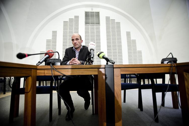 Alene. Per Ørum Jørgensen under pressemødet i Provianthuset Christiansborg efter at han havde meldt sig ud af Det Konservative Folkeparti. 