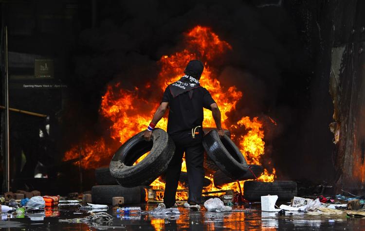 BÅL. Vrede demonstranter har dagen igennem sat ild til biler og bygninger. 