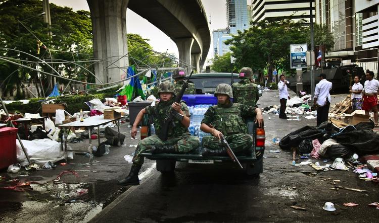 Oprydning. Gaderne ligner en slagmark i Bangkoks centrum til morgen. 