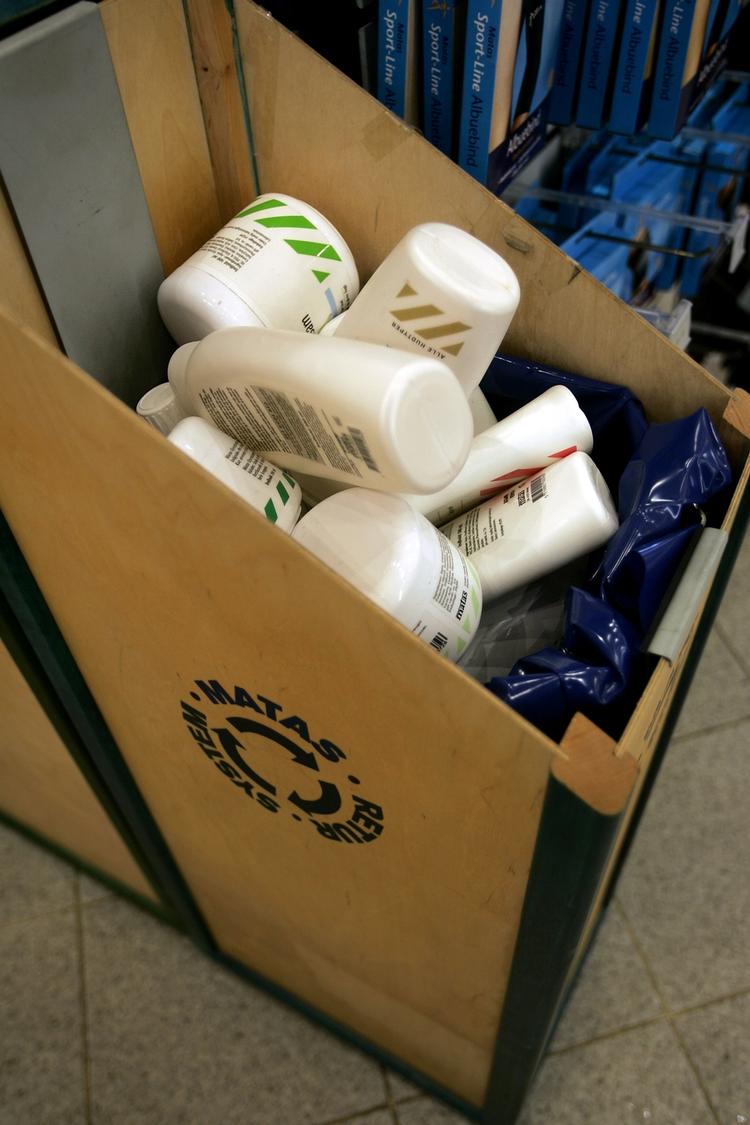 Matas på Nørreport smider dagligt to-tre produkter ud, fordi kunder har åbnet varen og prøvet den. Billedet er dog fra en genbrugskasse i en Matas. 