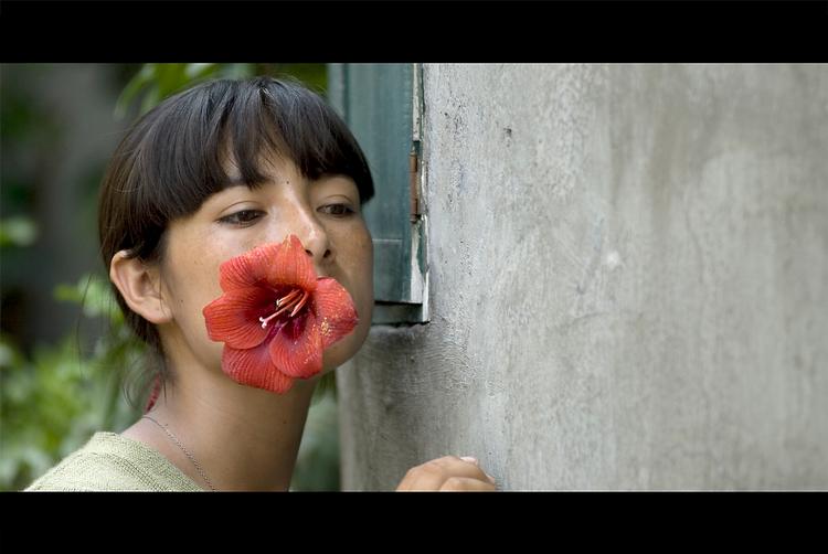 Magaly Solier er glimrende som Fausta, der både rammes af forbandelsen fra sin mors bryster og kartoffelbakterier i skeden. Men den sære film overbeviser ikke i længden.  Foto: Sunrise Film 
