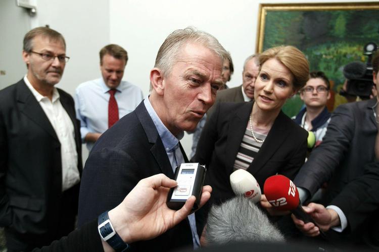 Nej. De kunne som ventet ikke mødes på midten eller noget andet sted, Thorning og Villy og Hjort. 