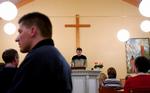 Religion. Indre Mission står stærkt i det lille østjyske sogn Kragelund. Her er der møde i missionshuset om hvordan man holder liv i ægteskabet.     Arkivfoto. 