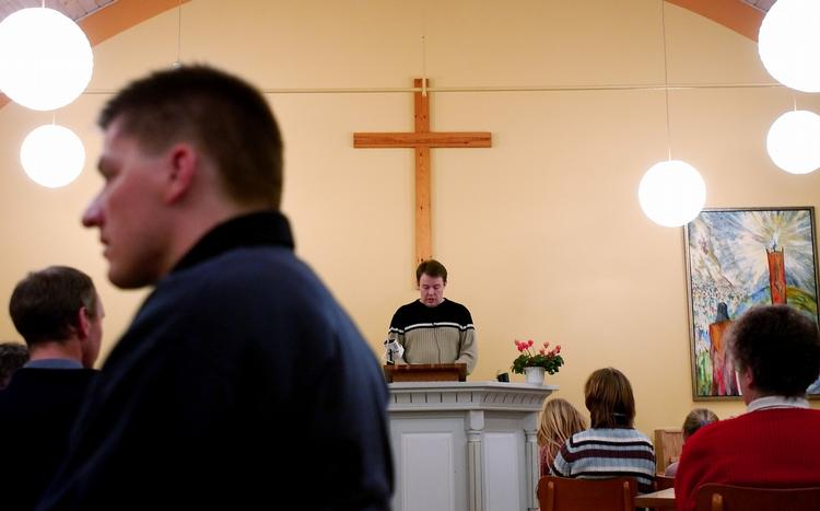 Religion. Indre Mission står stærkt i det lille østjyske sogn Kragelund. Her er der møde i missionshuset om hvordan man holder liv i ægteskabet.     Arkivfoto. 