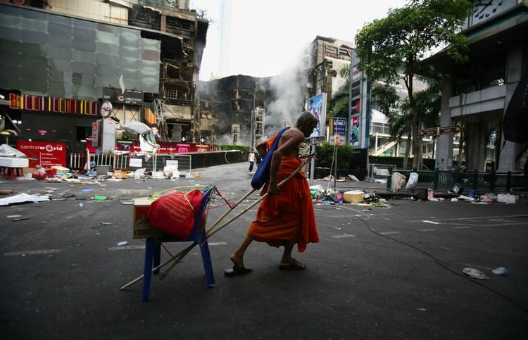 Kaos. En ældre munk trækker afsted med sine få ejendele efter et brutalt døgn i Bangkok. 