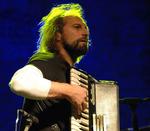 Chango Sparsiuk er Argentinas førende chamamé-musiker. Han blander tango med polsk polka og urgamle indianske rytmer. 