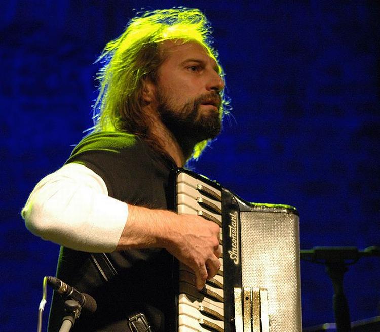 Chango Sparsiuk er Argentinas førende chamamé-musiker. Han blander tango med polsk polka og urgamle indianske rytmer. 