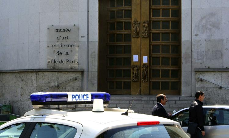 Politiet mener, at der er tale om et tyveri begået af en enkelt person på Musée d´art moderne i Paris. 