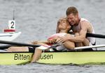 Da Guldfireren vandt OL-guld i 2008 blev Thomas Ebert (th) og Morten Jørgensen meget glade (for hinanden)... 