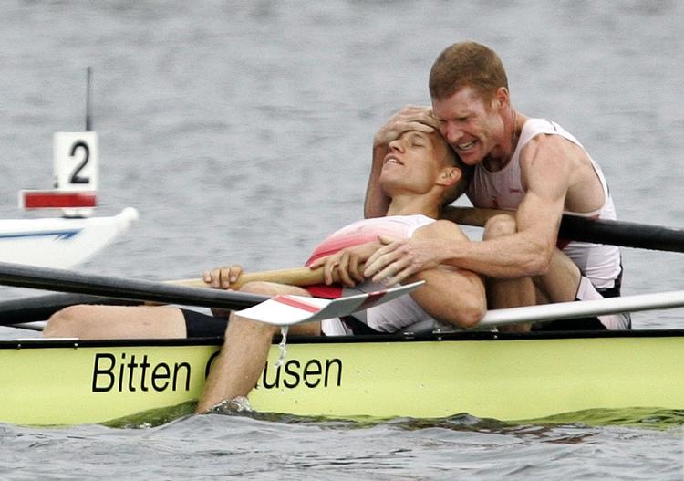 Da Guldfireren vandt OL-guld i 2008 blev Thomas Ebert (th) og Morten Jørgensen meget glade (for hinanden)... 