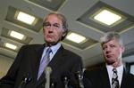 Mistillid. De to demokrater Ed Markey (tv) og Bart Stupak fra Kongressens undersøgelseskomité har ikke den store tillid til BP's oplysninger om olieudslippet. 