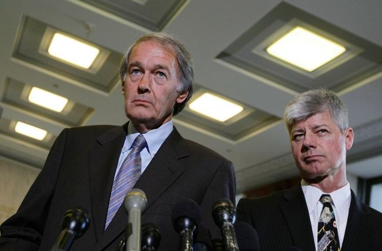 Mistillid. De to demokrater Ed Markey (tv) og Bart Stupak fra Kongressens undersøgelseskomité har ikke den store tillid til BP's oplysninger om olieudslippet. 