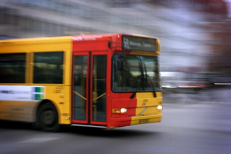 Surprise. Buschauffør Mukhtar Adow Mohamed blev overrasket, da trompetist, sanger og passagerer stemte i sang i bus 3A hans fødselsdag. 