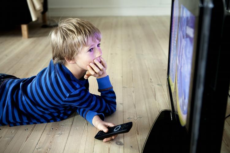 Forældrene skal ikke parkere børnene foran morgen-tv eller lade dem sidde i timevis på værelset med deres eget fjernsyn. Så føler børnene sig oversete og bliver triste«, siger Vibeke Manniche 