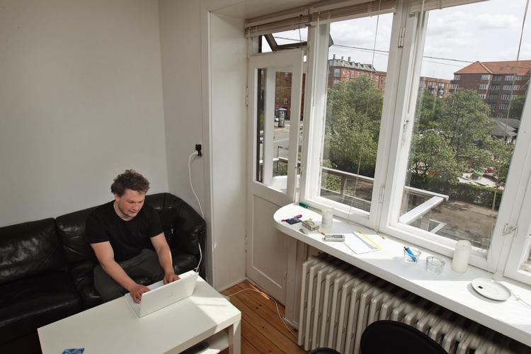 Trygge rammer. Lave bolipriser har gjort forældrekøb populære på ny. 22-årige Andreas Thenning Andersen på Amager er en dem, der bor til leje i en forældrekøbt lejlighed. 