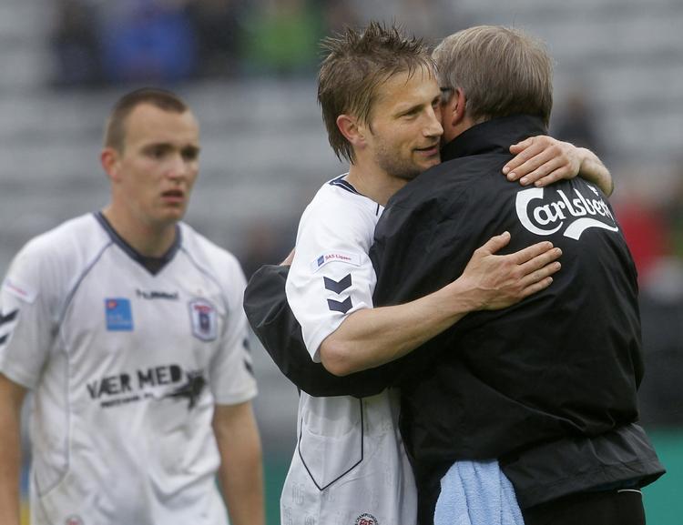 trøstekram. I søndags var Martin Jørgensen og massøren Allan Poulsen i hver sin lejr under AGF-OB, men nu er de genforenet i VM-lejren. 