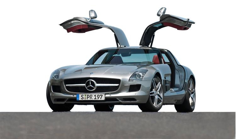 Opad. Med dørene klappet op måler Mercedes SLS ca. 1,50 meter i højden. Dørene trækkes op og i manuelt. En elmotor vil veje for meget, mener  fabrikken. 