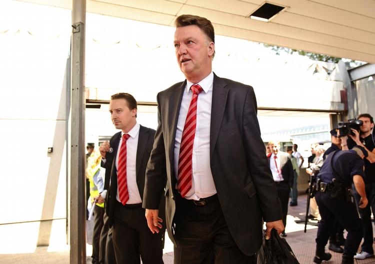 ankomst. To dage før finalen ankom Bayern München anført af træner Louis van Gaal til Madrid. 