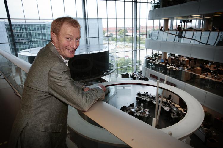 mediehug. Studievært Reimer Bo Christensen har fået drøje hug for sit interview med den bedrageridømte Stein Bagger. Men det er DR's ledelse, der står til smæk, mener DR's lytter- og seerredaktør, Jacob Mollerup. 