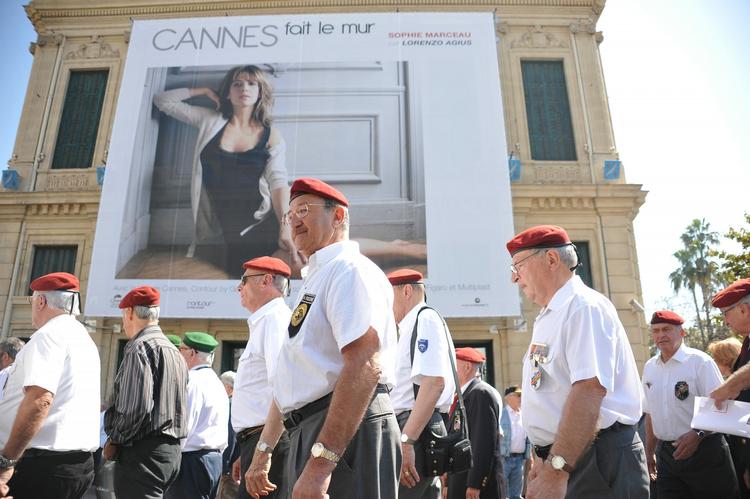 Rachid Boucharebs Algeriet-film 'Hors la Loi' (Uden for loven) rummer kritik af fransk kolonisering. Det vil det yderste højre ikke have siddende på sig. Foto fra marchen i Cannes i dag. 