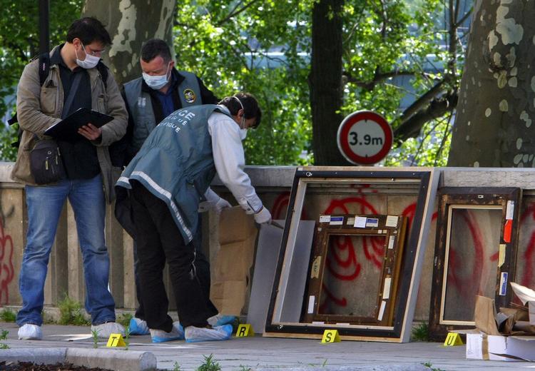 kunstrammer. Kun rammerne var ladt tilbage, da en kunsttyv i går gik på rov i Musée d'Art Moderne i Paris. 