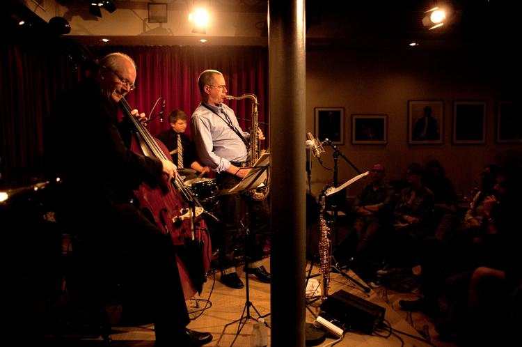 Knald på.  Publikum sad tæt  i Montmartre, da  saxofonisten Hans Ulrik praktiserede triokunst med  bassist Jesper Lundgaard og 20-årige Niclas Bardeleben på trommer. Foto: Peter Hove Olesen 