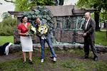 Hæder. Stéphanie Surrugue og Peter Hove Olesen modtager Hørup-prisen for statuen af Viggo Hørup i Kongens Have. Den tilbagevendte chefredaktør, Tøger Seidenfaden overrakte prisen for dækningen af jordskælvet i Haiti. 