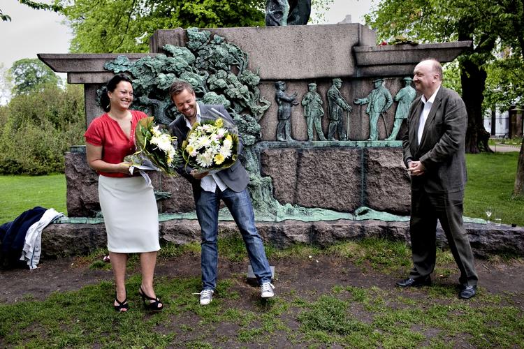 Hæder. Stéphanie Surrugue og Peter Hove Olesen modtager Hørup-prisen for statuen af Viggo Hørup i Kongens Have. Den tilbagevendte chefredaktør, Tøger Seidenfaden overrakte prisen for dækningen af jordskælvet i Haiti. 