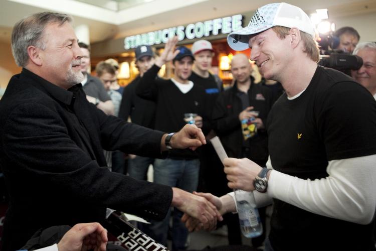 Hyldest. Morten Green hyldes for 200 landsholdskampe, da ishockeylandsholdet lander i Kastrup efter VM i Tyskland. 