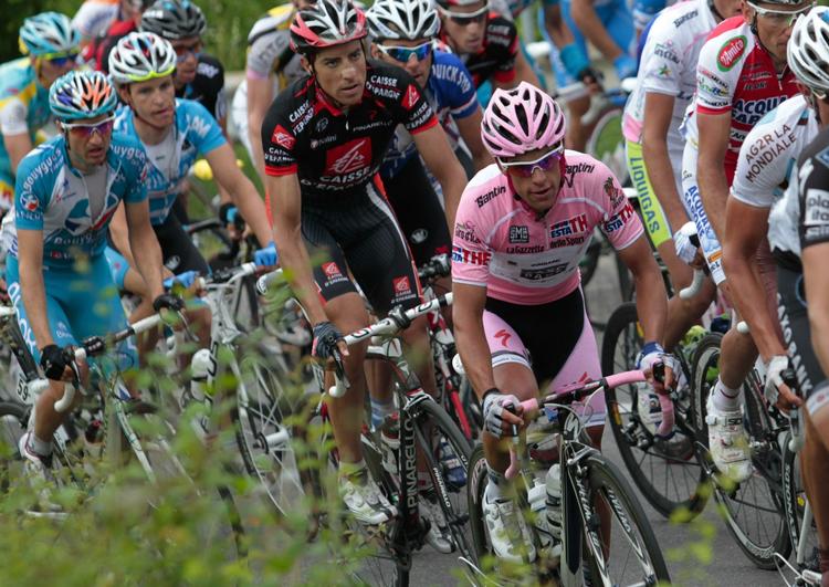 Førertrøje. Team Saxo Banks australier Ritchie Porte skal på en alvorlig klatretur for at bevare den lyserøde førertrøje. 