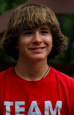 Bjergkonge. Bare 13 år gamle Jordan Romero har nået toppen af Mount Everest og slog dermed rekord som den yngste nogensinde til at bestige bjerget. 