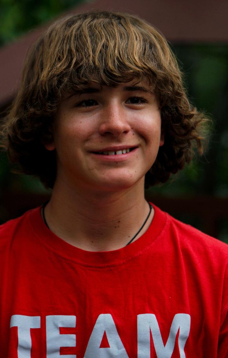 Bjergkonge. Bare 13 år gamle Jordan Romero har nået toppen af Mount Everest og slog dermed rekord som den yngste nogensinde til at bestige bjerget. 