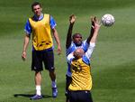 håndbold? Samuel Eto'o, i midten, og et par medspillere fra Inter under gårsdagens træning før dagens finale. Foto: Odd Andersen/AP 
