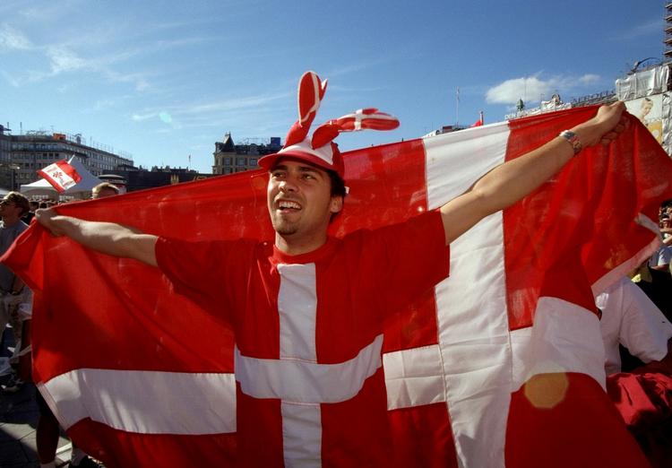 Til sommer får også århusianerne mulighed for at følge VM på storskærm. På billedet hepper en roligan på Rådhuspladsen i København på Danmark. Arkivfoto: Jens Dresling 