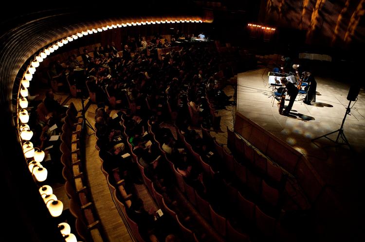 De 200-300 tilskuere i Det Kgl. Danske Musikkonservatoriums koncertsal fik serveret ny musik på skyhøjt niveau. Også selv om de nyuddannede komponister hellere vil have, at deres musik skal spilles i små klubber. 